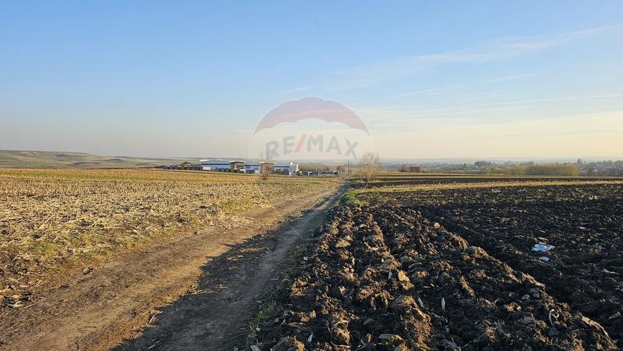 Teren agricol extravilan de 6100 mp, în Stroiești