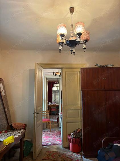 Casă cu 5 camere cu Teren 382 Mp în Republicii