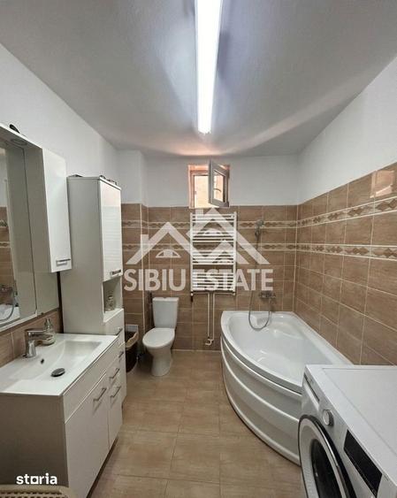 Casă cu 8 camere cu Teren 950 Mp în Calea Poplăcii