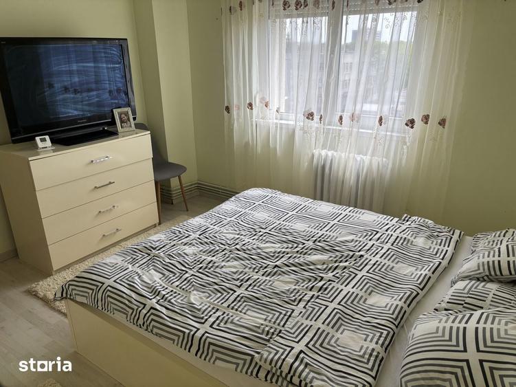 Apartament cu 3 camere semidecomandat în Soarelui