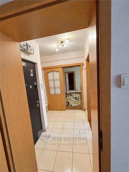 Apartament cu 3 camere semidecomandat, mobilat în Tătărași