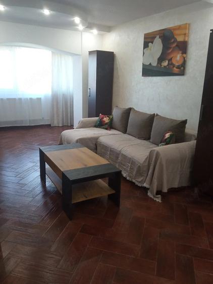 Apartament cu 3 camere semidecomandat în Faleza Nord