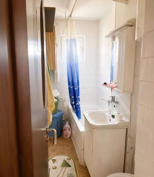 Apartament cu 3 camere semidecomandat în Craiovița Nouă