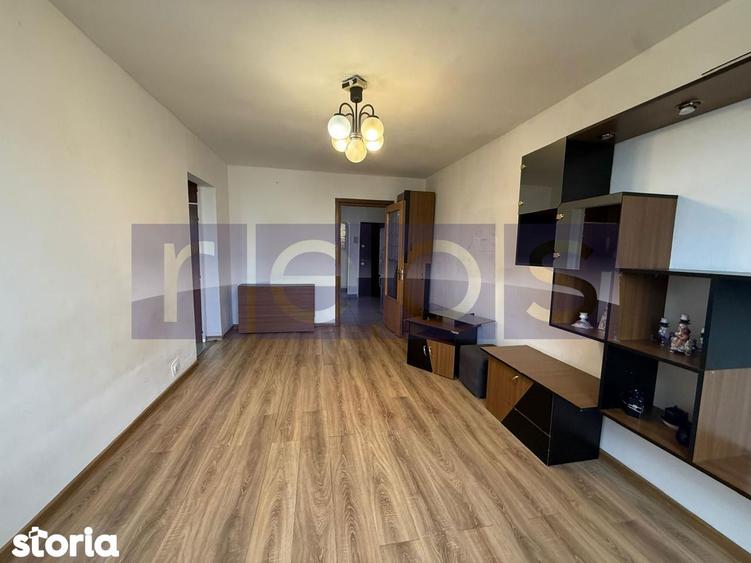Apartament cu 3 camere semidecomandat în Tei