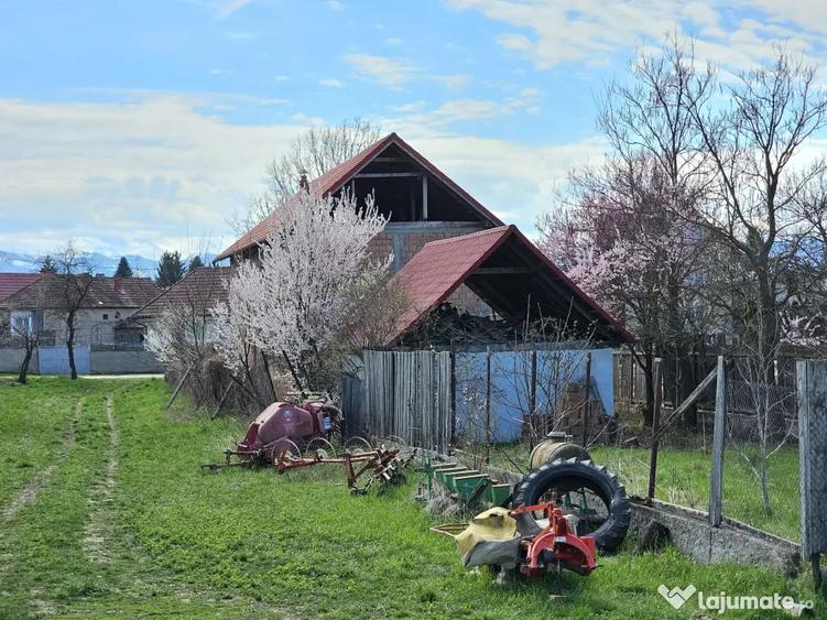 Casă cu 4 camere cu Teren 1700 Mp în Central