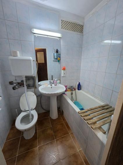 Apartament cu 3 camere decomandat în Titan