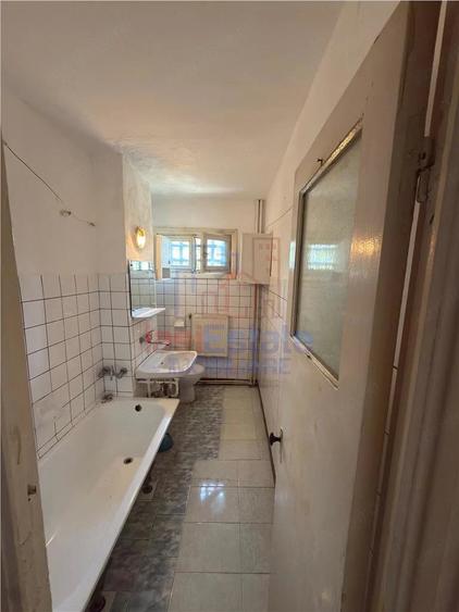 Apartament cu 2 camere semidecomandat în Filiași