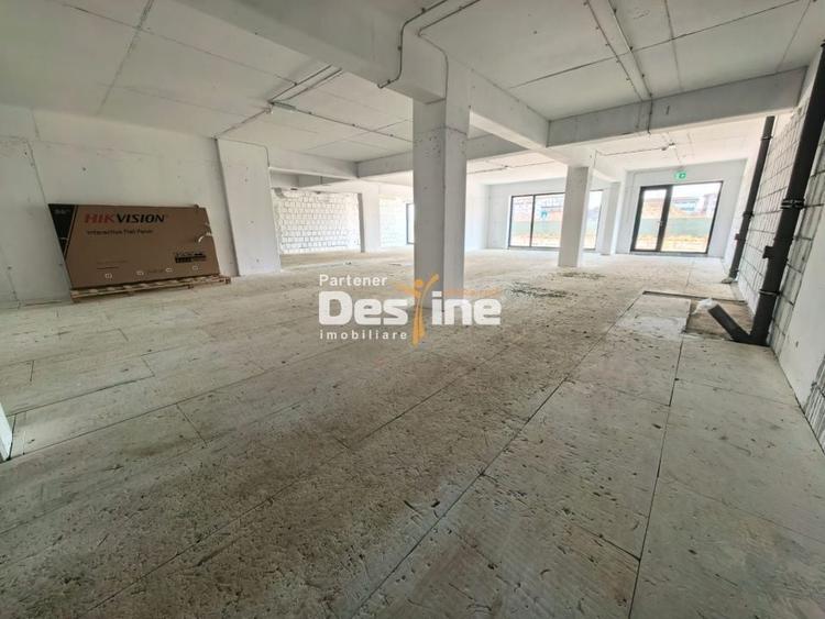 Spațiu comercial, de 217 mp, în Baza 3