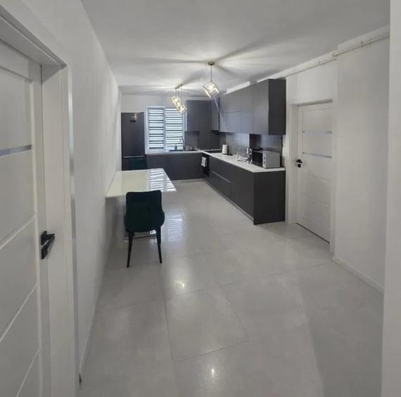 Apartament cu 3 camere decomandat, mobilat în Florești
