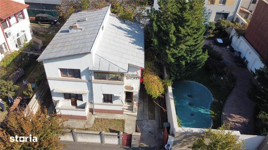 Casă cu 8 camere cu Teren 374 Mp în Grivița