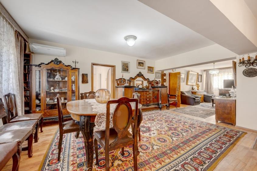 Apartament cu 4 camere semidecomandat, mobilat în 1 Mai