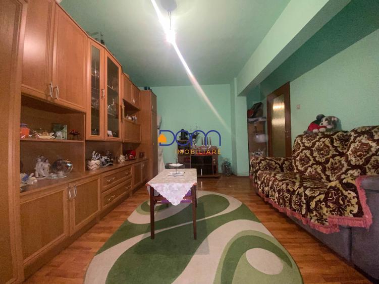 Apartament cu 4 camere decomandat în Central