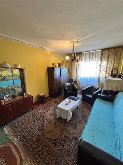 Apartament cu 3 camere decomandat în Apollo