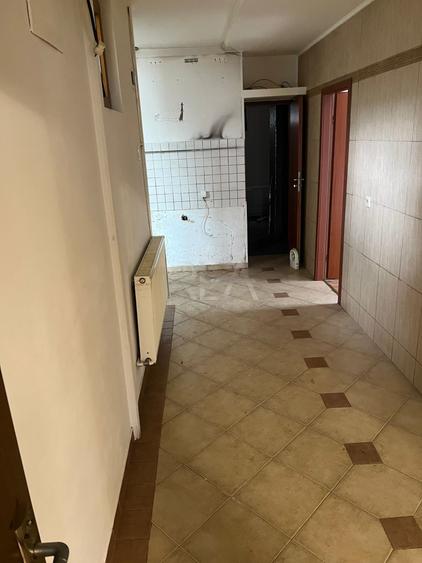Apartament cu 4 camere semidecomandat în Calea Călărașilor