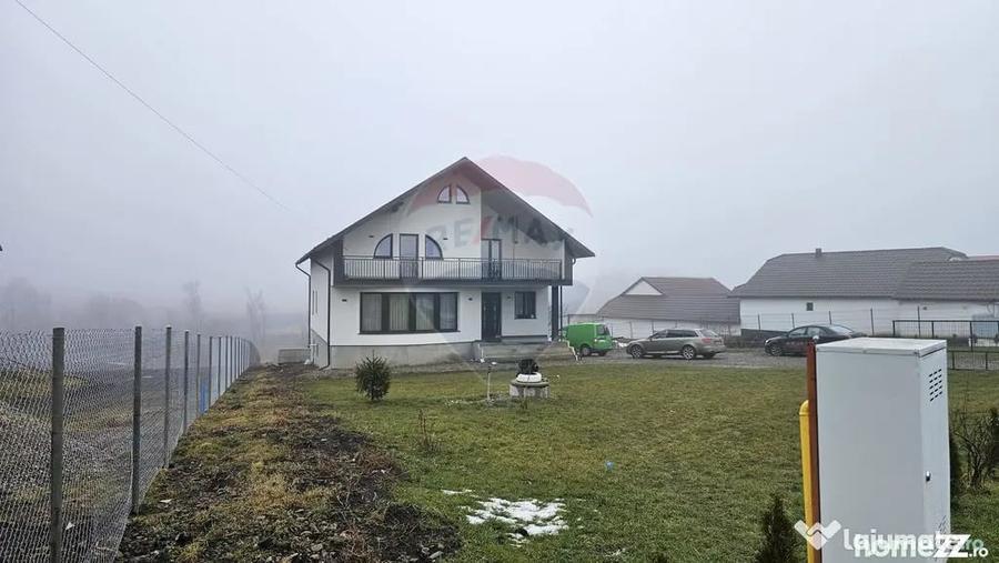 Casă cu 5 camere cu Teren 2500 Mp în Moara