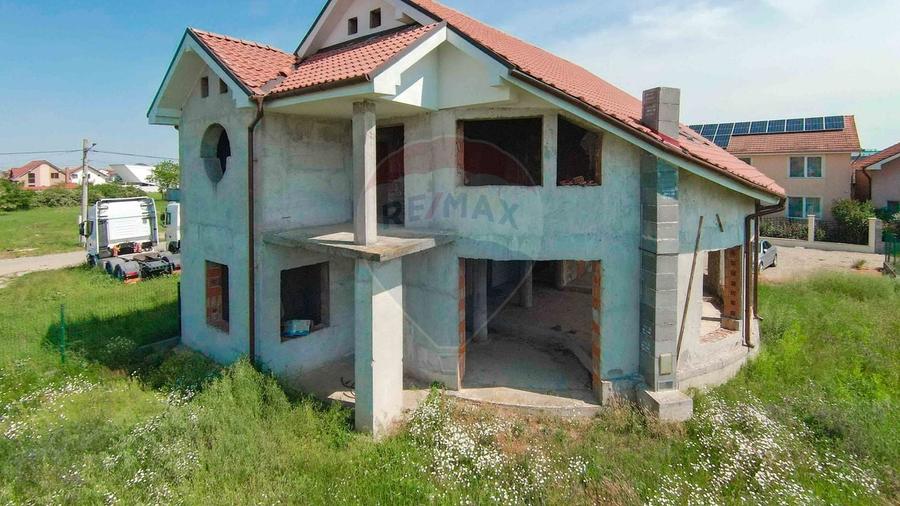 Casă cu 5 camere cu Teren 726 Mp în Sânmartin