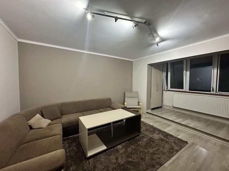 Apartament cu 3 camere decomandat în Exterior Vest