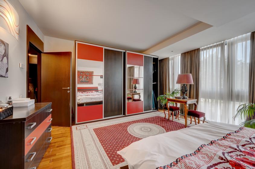 Apartament cu 4 camere decomandat în Băneasa
