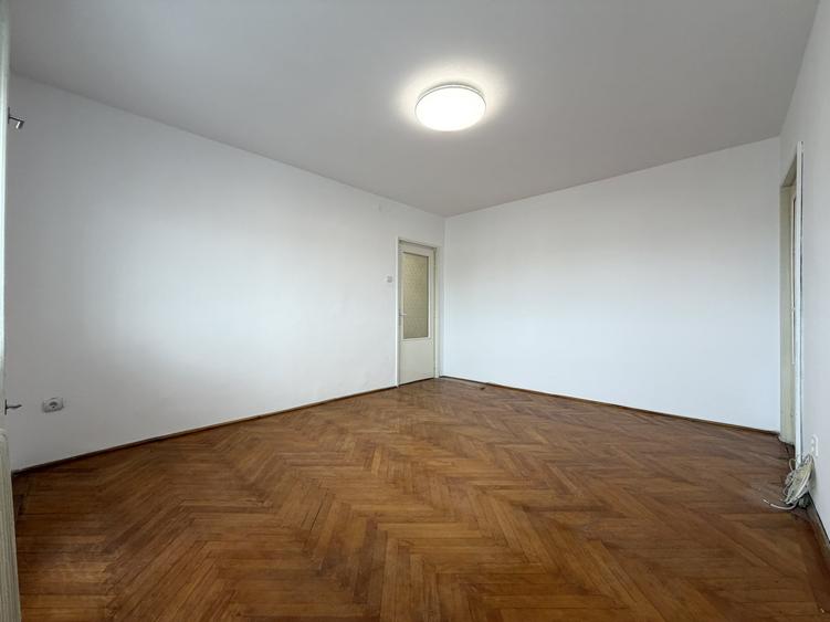 Apartament cu 3 camere semidecomandat în Punctele Cardinale