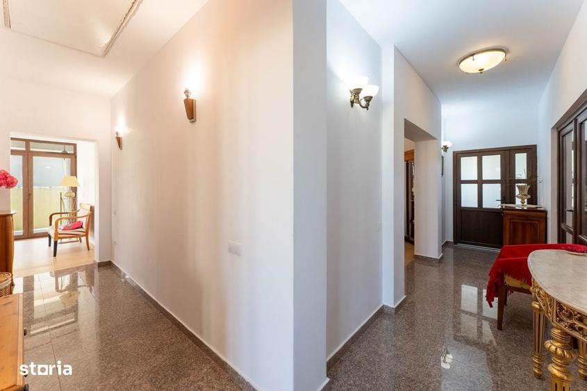 Casă cu 4 camere în Noua
