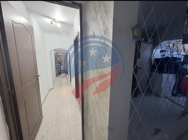 Apartament cu 3 camere decomandat în Craiovița Nouă