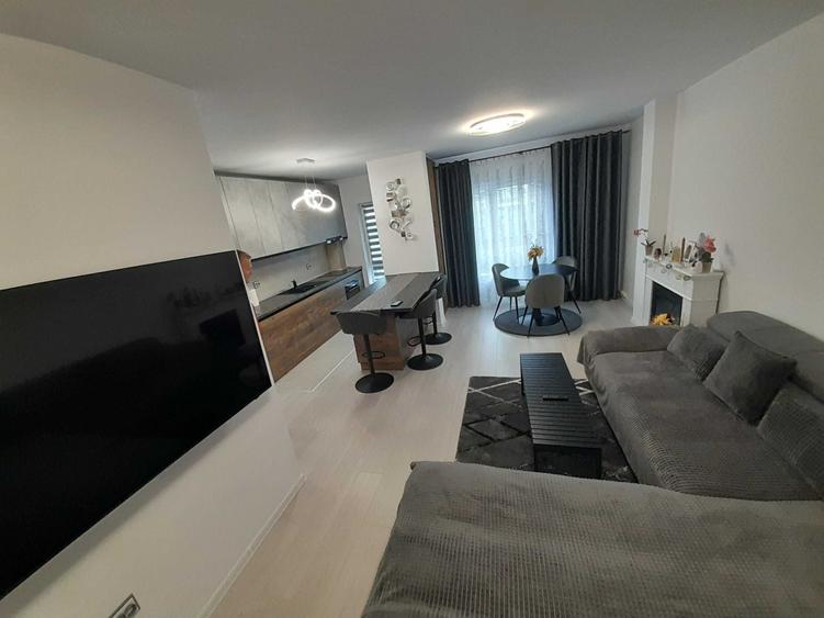 Apartament cu 3 camere semidecomandat, mobilat în Sud