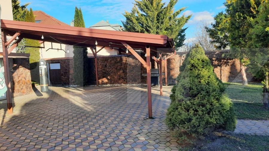 Casă individuală cu 9 camere cu Teren 868 Mp în Est