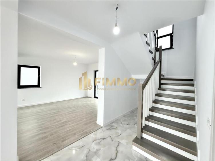 Duplex cu 4 camere cu Canalizare în Exterior Est