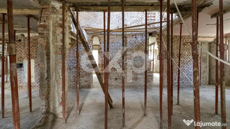 Casă cu 7 camere cu Teren 1048 Mp în Central
