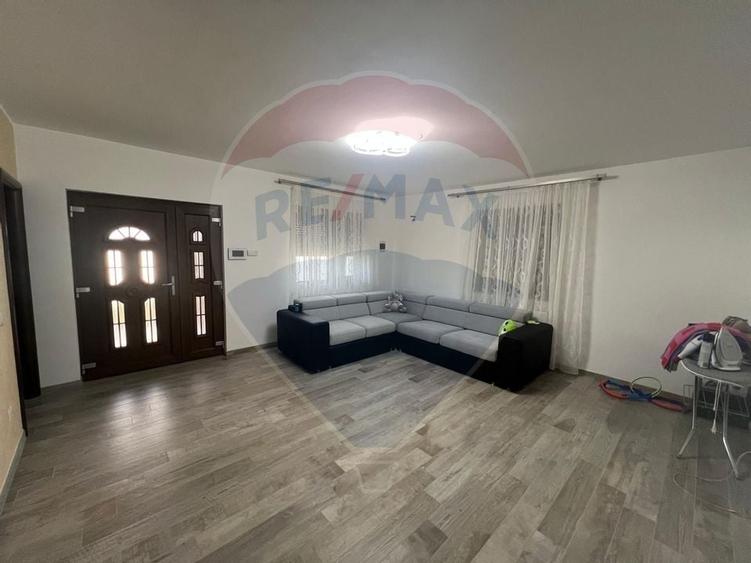 Casă individuală cu 4 camere cu Canalizare în Sud-Est