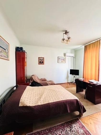 Apartament cu 4 camere semidecomandat, mobilat în Unirii