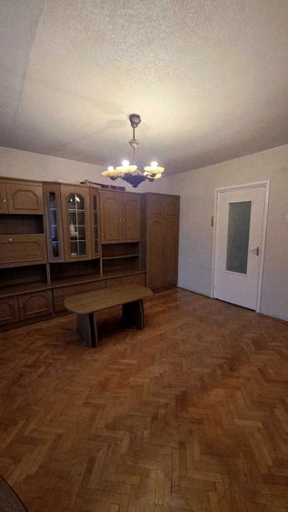 Apartament cu 3 camere semidecomandat în Tudor