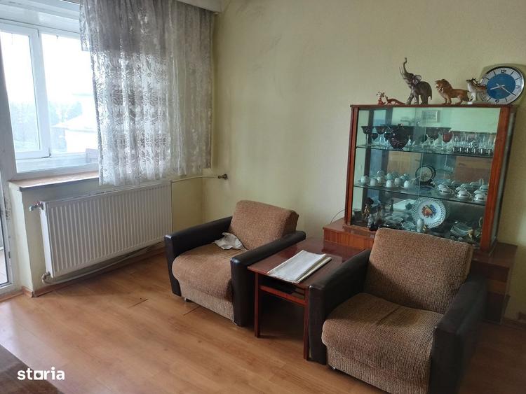 Apartament cu 3 camere semidecomandat în Central