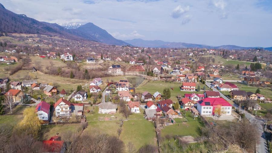 Casă individuală cu 6 camere cu Teren 1915 Mp în Bran