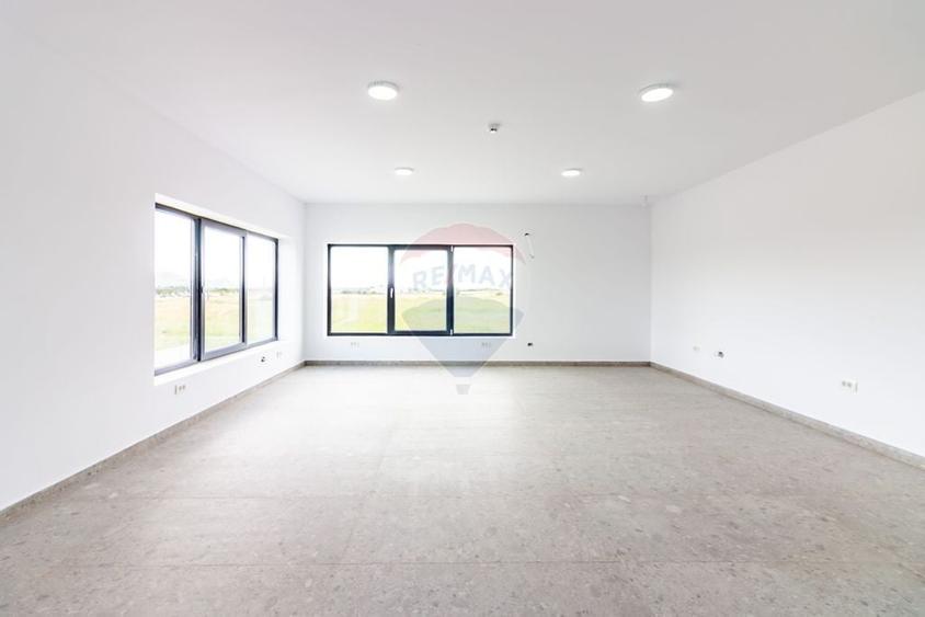 Spațiu comercial, de 560 mp, în Balotești