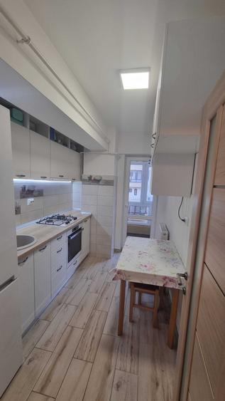 Apartament cu 3 camere decomandat, mobilat în Nicolina