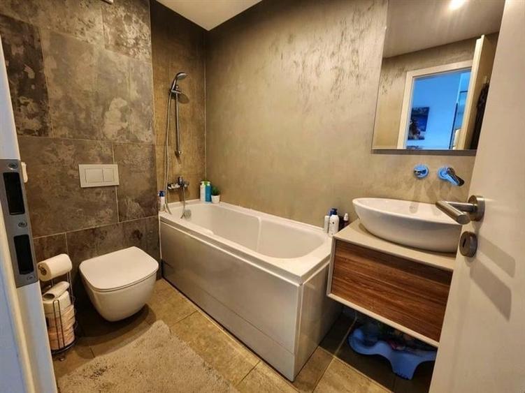 Apartament cu 3 camere decomandat în Tractorul