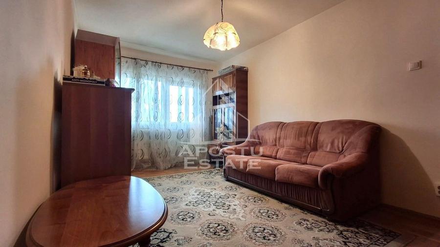 Apartament cu 4 camere decomandat, mobilat în Central
