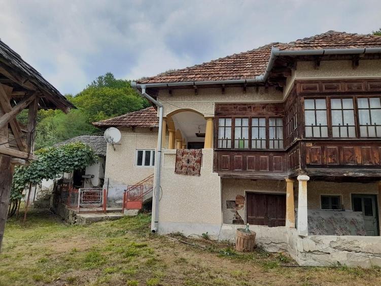 Casă cu 4 camere în Costești