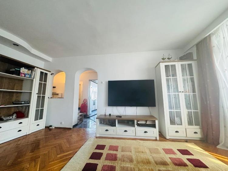 Apartament cu 3 camere decomandat, mobilat în Titan