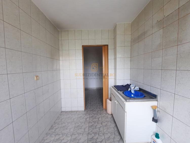 Apartament cu 3 camere semidecomandat în Berceni