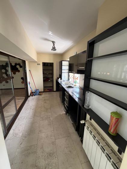 Apartament cu 4 camere semidecomandat în P-ța Victoriei