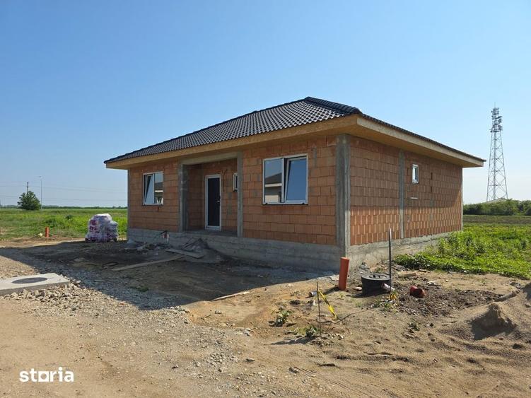 Casă cu 4 camere cu Teren 1200 Mp în Păulești