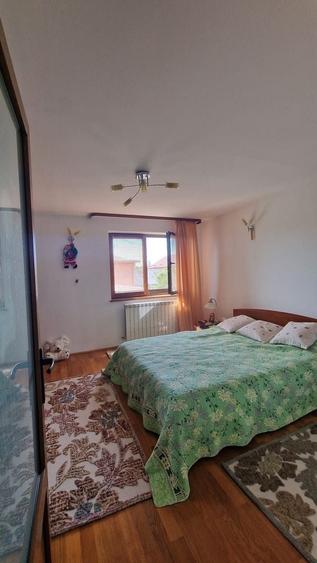 Casă individuală cu 6 camere cu Canalizare în Central