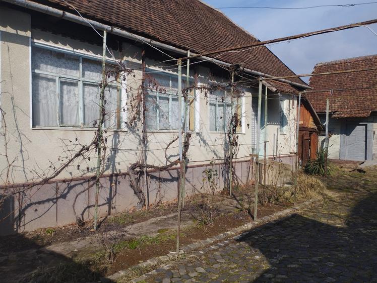 Casă individuală cu 5 camere cu Teren 1800 Mp în Buteni