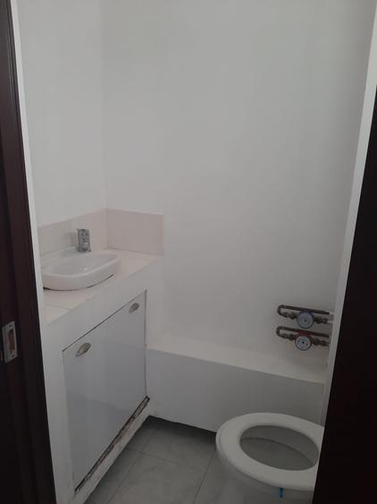 Apartament cu 5 camere decomandat în Romană