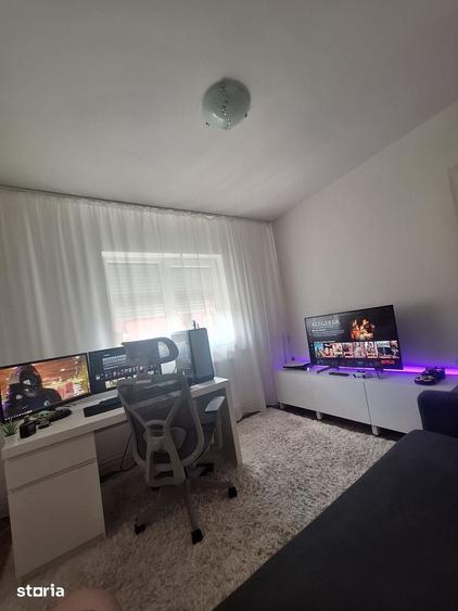 Apartament cu 3 camere decomandat în Girocului