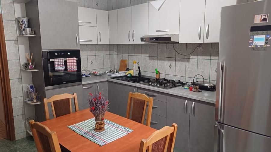 Casă individuală cu 8 camere cu Canalizare în Granit