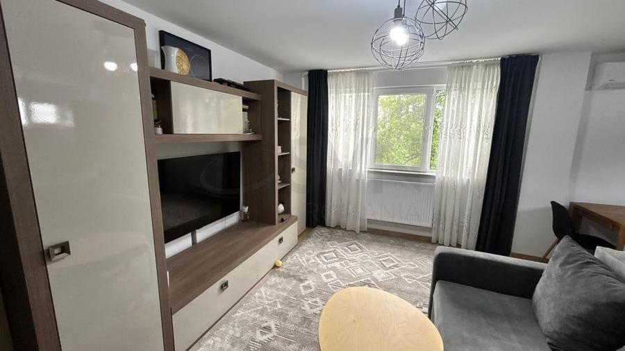 Apartament cu 3 camere decomandat în Domenii