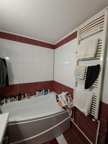 Apartament cu 4 camere decomandat, mobilat în Poarta 6